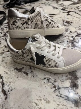NEW 🆕 🔥 Vintage Havana  So very cute! silver/White Snake-Print Star Sneakers